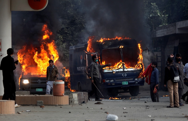 «Κόλαση» στο Πακιστάν: Εκτεταμένες συγκρούσεις ισλαμιστών και αστυνομίας - Έξι νεκροί - Media