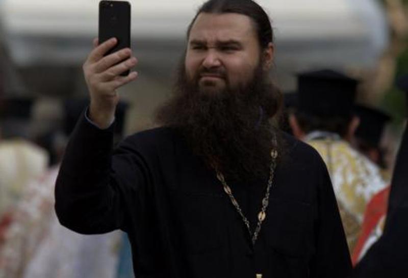 Τα βλέμματα όλων τράβηξε ο παπάς με τις selfies σε ναό της Πάτρας (Photos) - Media