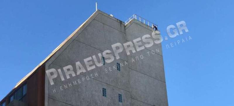 Άνδρας απειλεί να πέσει από τον 7ο όροφο σε κτίριο στον Πειραιά - Media