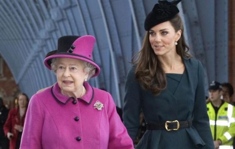 Το λαμπερό κόσμημα που η βασίλισσα Ελισάβετ δάνεισε στην Κέιτ Μίντλετον (Photos) - Media