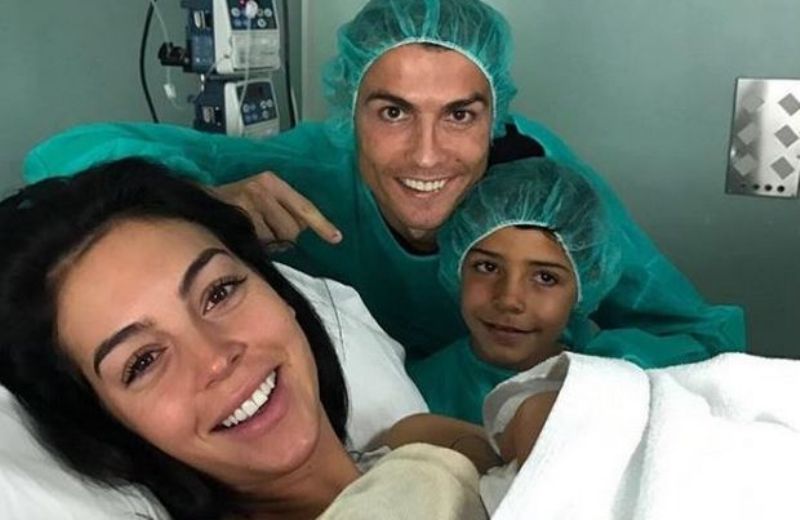 Κριστιάνο Ρονάλντο: Δείχνει για πρώτη φορά τη νεογέννητη κόρη του! (Photo) - Media