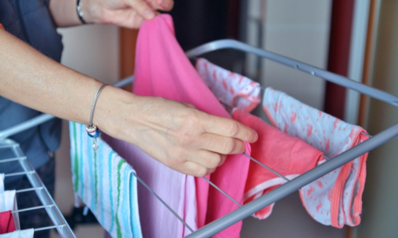 Στέγνωμα ρούχων μέσα στο σπίτι: Οι σοβαροί κίνδυνοι για την υγεία  - Media