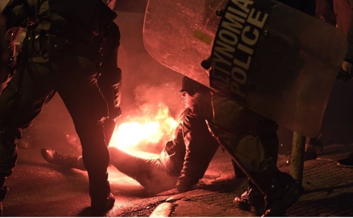 Ένωση Φωτορεπόρτερ Ελλάδος: Εγκληματική ενέργεια η εκτόξευση φωτοβολίδας σε ευθεία βολή  - Media