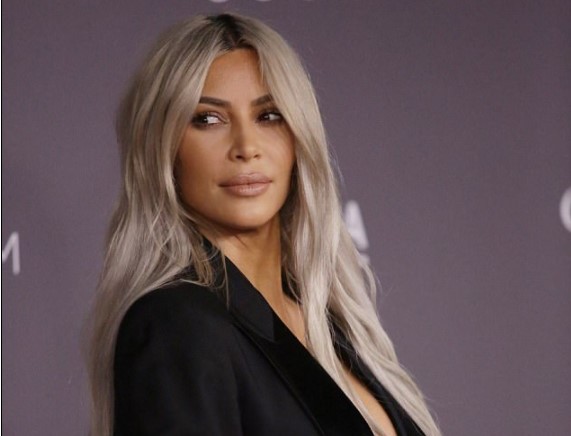 Ιέρεια της πρόκλησης: Πως η Κιμ Καρντάσιαν σόκαρε, φορώντας ένα φαρδύ σακάκι (Photos) - Media