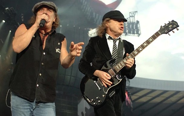 Απαρηγόρητοι οι AC/DC: Νεκρός ο θρυλικός συνιδρυτής και κιθαρίστας τους - Media