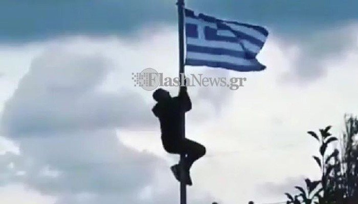 Η διευθύντρια «αδειάζει» το μαθητή που σκαρφάλωσε σε στύλο για να υψώσει την Ελληνική σημαία - Media