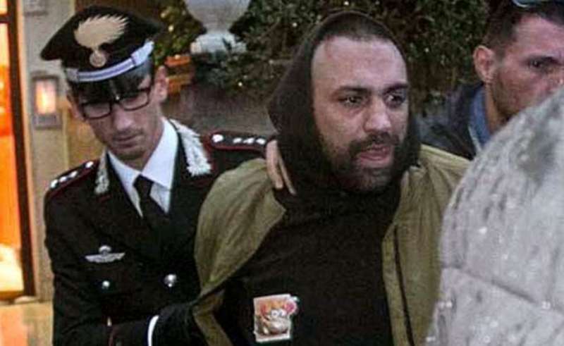 Αδελφός αφεντικού της μαφίας έσπασε τη μύτη δημοσιογράφου της RAI με κουτουλιά (Video) - Media