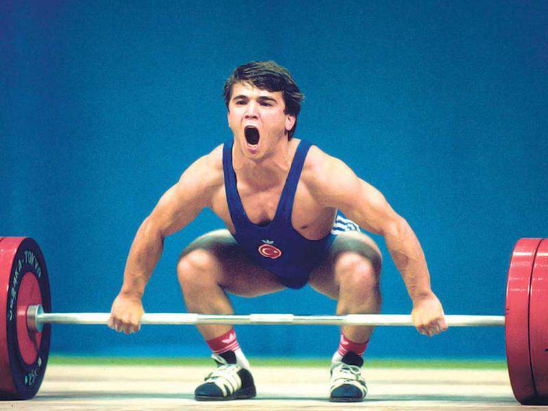 Δύσκολες ώρες για τον «Ηρακλή τσέπης» - Στην εντατική σε κρίσιμη κατάσταση (Photos) - Media