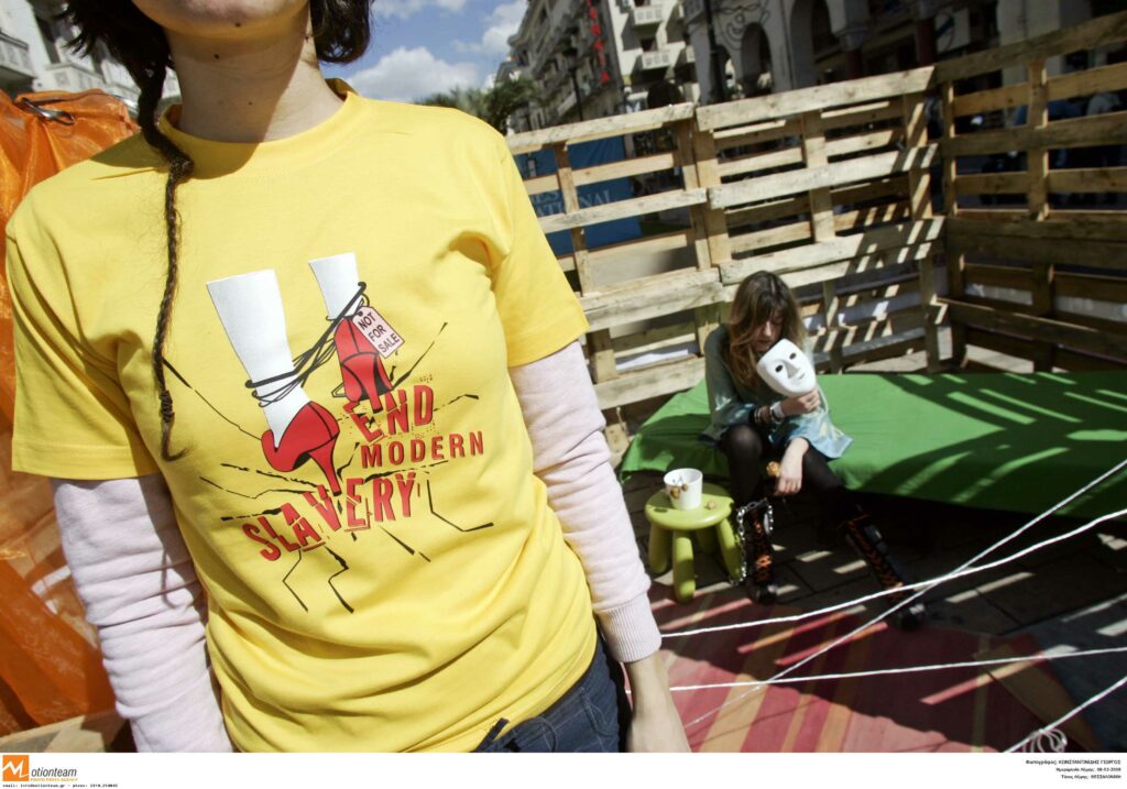 Το 41% των παιδιών θυμάτων trafficking «στρατολογούνται» από την οικογένειά τους - Media