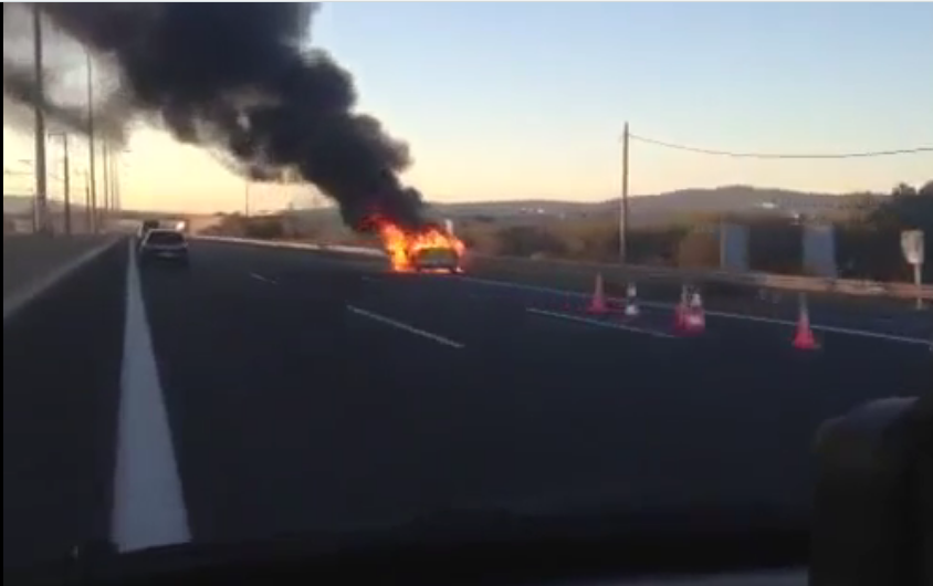Ταξί «λαμπάδιασε» στη μέση της Αττικής Οδού (Video) - Media