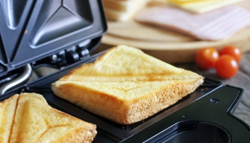 Έτσι θα κάνετε τη βρώμικη τοστιέρα σας να λάμπει από καθαριότητα  - Media