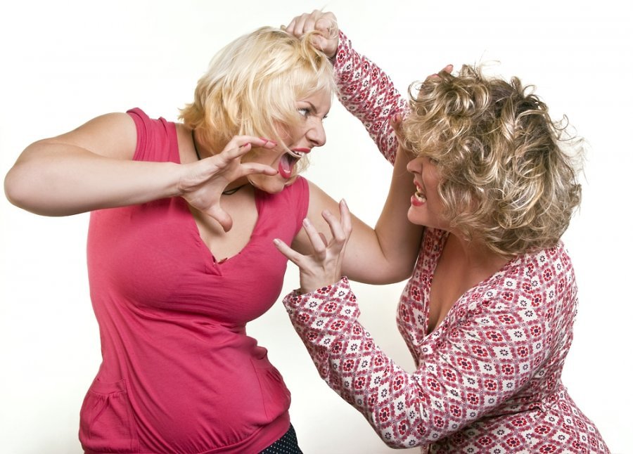 Σοκ στην Πάτρα: Κόρη ξέσκισε με τα νύχια τη μάνα της - Media