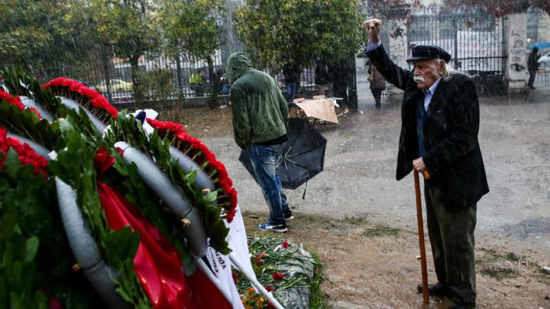 Συγκλονίζει ο Γλέζος - Υπό καταρρακτώδη βροχή στο Πολυτεχνείο - Media