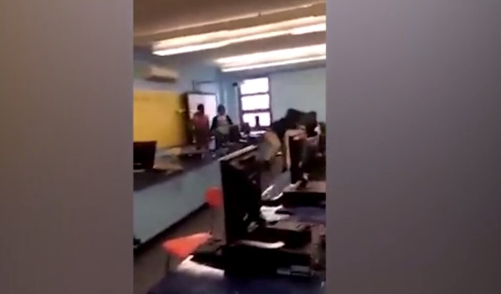 Επιτέθηκε με γροθιές στον καθηγητή του γιατί τον έβγαλε από την τάξη (Video) - Media