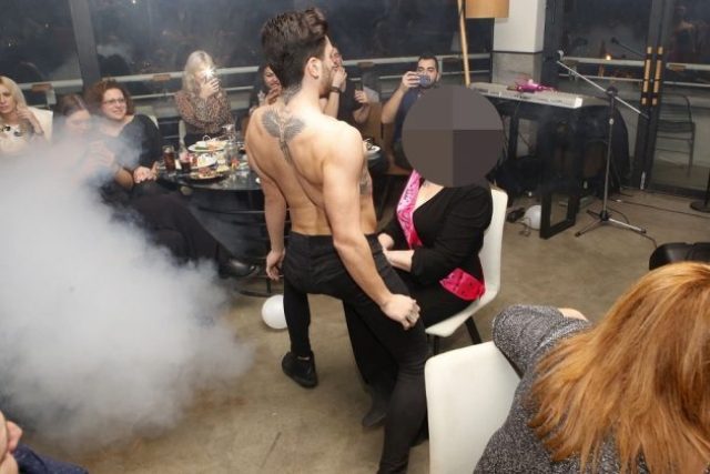 «Ξεσάλωσε» η κυρία της ελληνικής σόουμπιζ: Γιόρτασε τα 63α γενέθλια με…στριπερ! (Photos) - Media