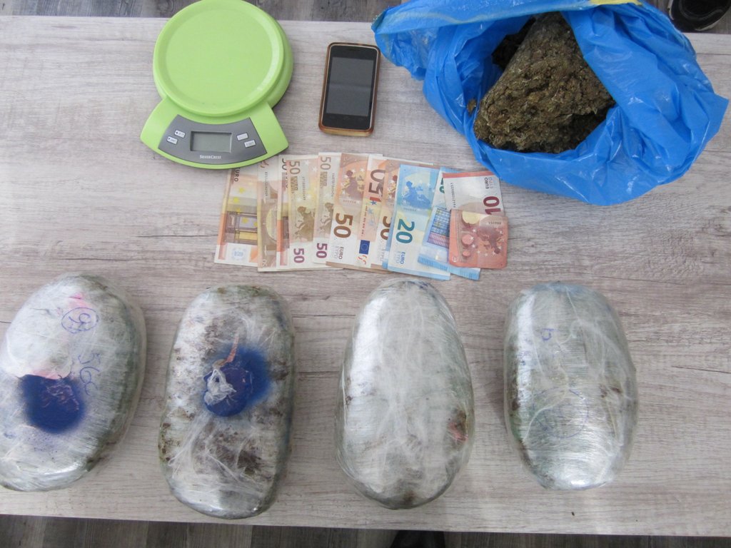 Αίγιο: Έθαβε ναρκωτικά στην αυλή του σπιτιού του (Photos) - Media