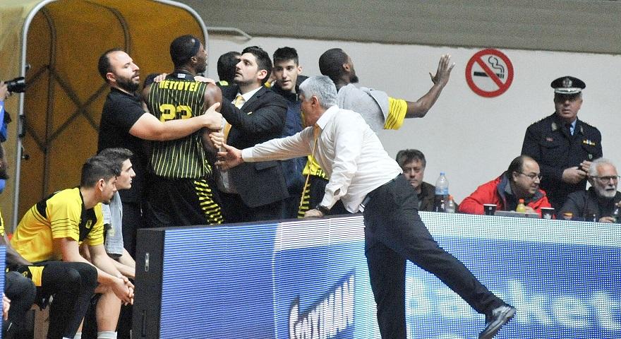 «Θερμό» επεισόδιο του Πέτγουεϊ με οπαδούς του Άρη - Media