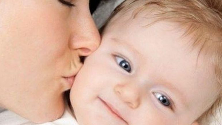 Δείτε τι κακό μπορεί να προκαλέσει στο μωρό ένα αθώο μητρικό φιλί στο αυτί! - Media