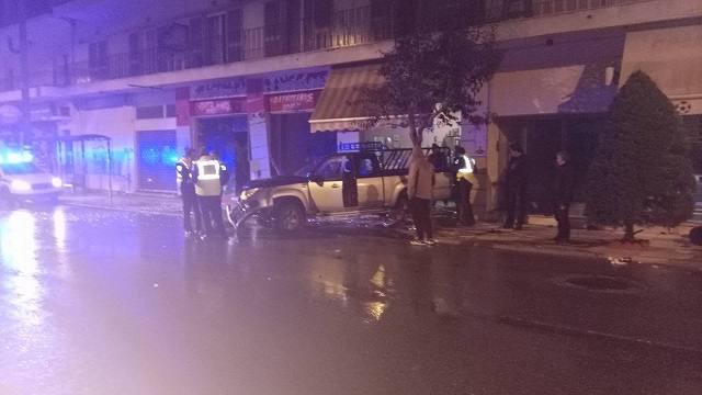 «Τρελό» αγροτικό μπούκαρε σε γεμάτο καφενείο μετά από ξέφρενη πορεία - Σοκαρισμένοι στη Νέα Δημητριάδα - Media