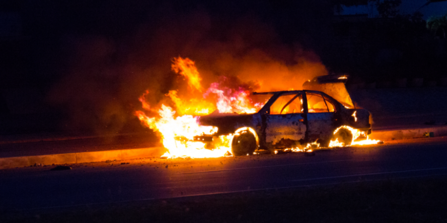 Πήγε να κλέψει βενζίνη από δυο ΙΧ και τελικά τα πυρπόλησε - Συνελήφθη από την Αστυνομία ο 21χρονος - Media