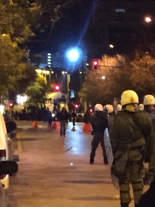 Θεσσαλονίκη: Επίθεση από... αέρος στα ΜΑΤ από αντιεξουσιαστές (Video) - Media