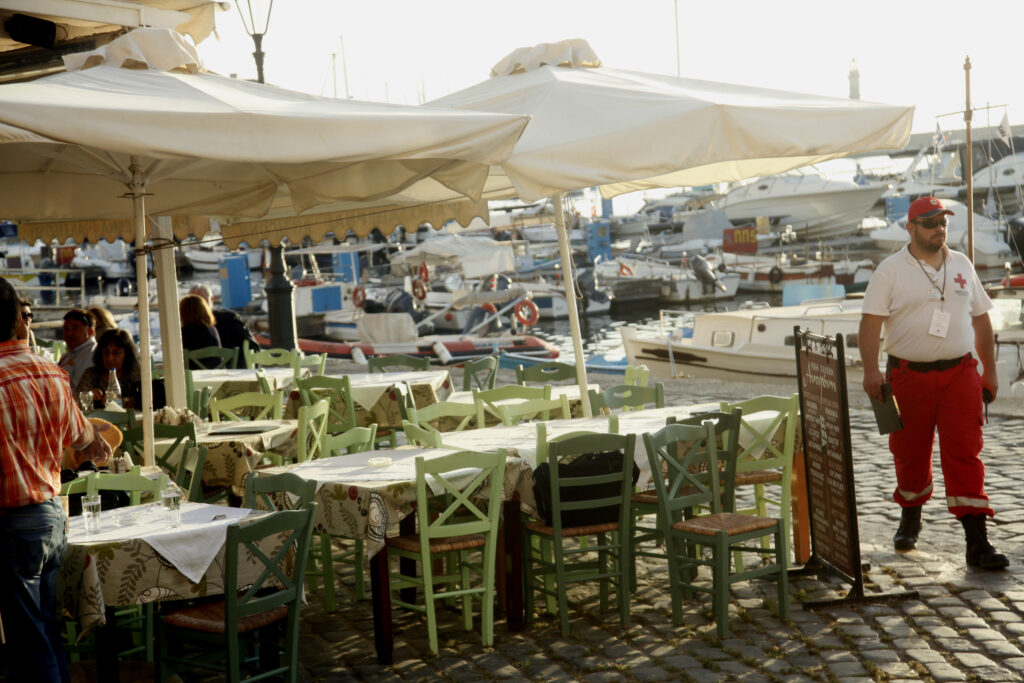 Η απόδειξη που έκανε άνω κάτω την ταβέρνα – Καταστηματάρχης και πελάτες κατέληξαν στο τμήμα (Photo) - Media