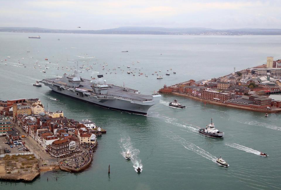 Το «καμάρι» του Βρετανικού Ναυτικού «μπάζει» 200 λίτρα θάλασσα την ώρα (Photos) - Media