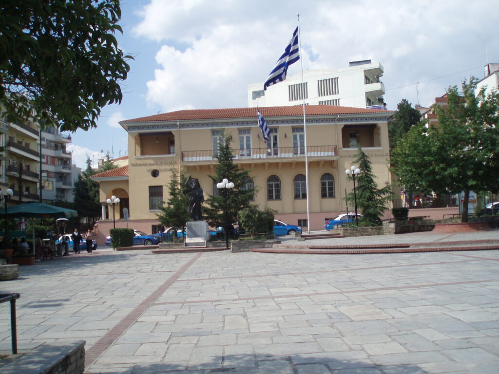 Τα… «πέταξε» μέσα στην Εθνική Τράπεζα της Κοζάνης -  Εμβρόντητοι οι πελάτες - Media