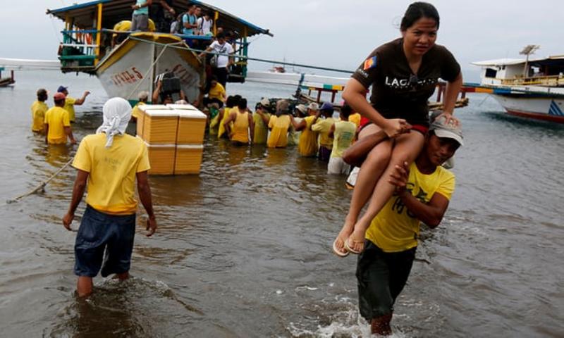 Ανετράπη πλοίο στις Φιλιππίνες: Διασώθηκαν 252 άνθρωποι και ανασύρθηκαν 5 νεκροί - Media