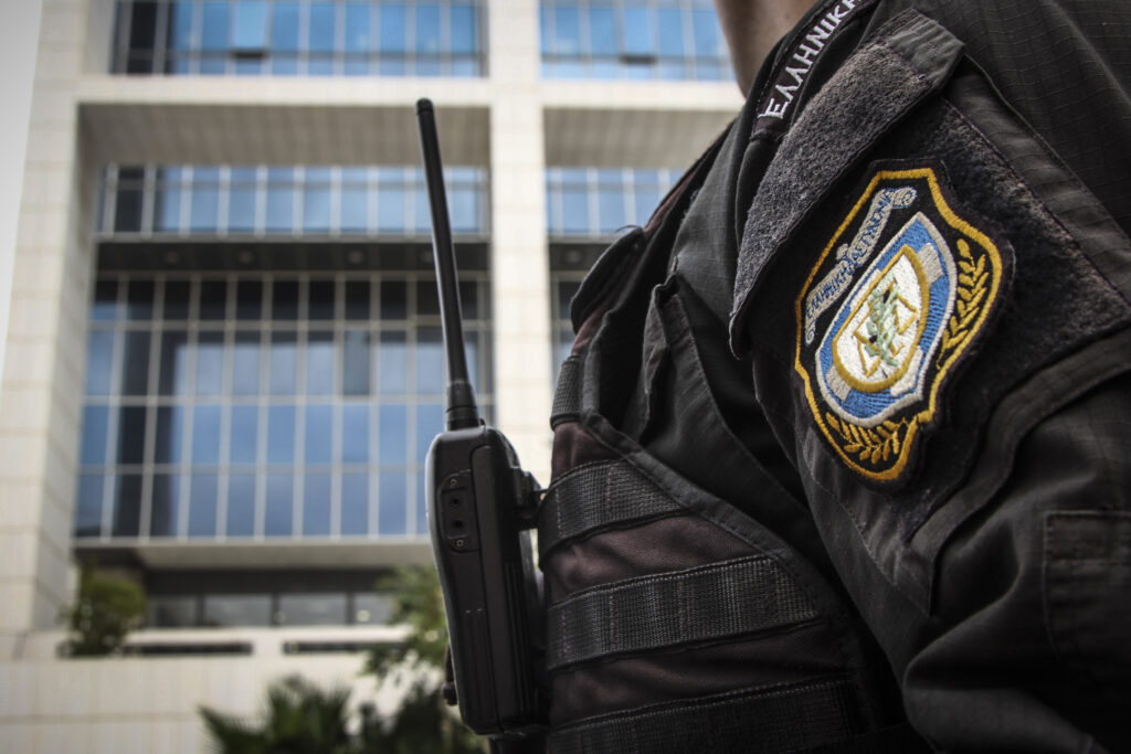 Αστυνομικός στους Αγίους Αναργύρους σκότωσε την οικογένειά του και αυτοκτόνησε - Media