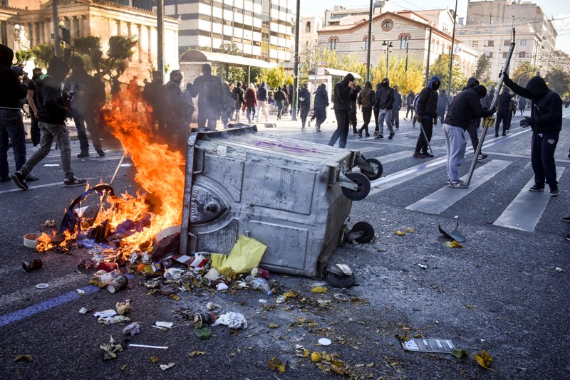 Επεισόδια στην πορεία για τον Γρηγορόπουλο (Photos/Video) - Media