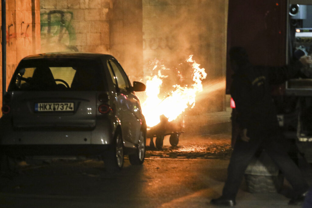 Μολότοφ και πέτρες κατά των ΜΑΤ στο Πολυτεχνείο - Media