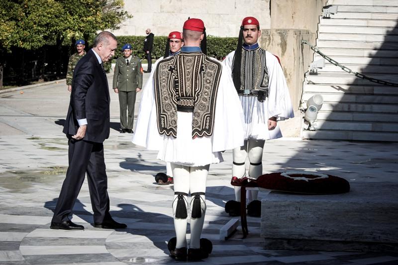 Το... περίεργο στεφάνι που ο Ερντογάν κατέθεσε στον Άγνωστο Στρατιώτη (Photo, Video) - Media