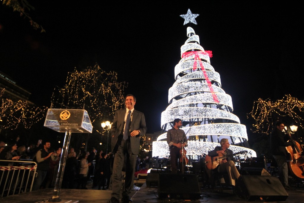 Σε ρυθμούς Χριστουγέννων το Σύνταγμα – Φωταγωγήθηκε το χριστουγεννιάτικο δέντρο (Photos) - Media