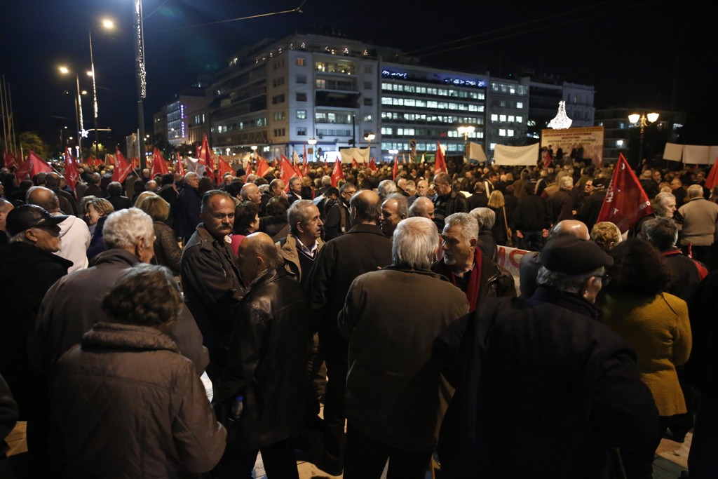 Συλλαλητήριο των συνταξιούχων στο Σύνταγμα: Διαμαρτυρία για τις περικοπές των συντάξεων (Photos) - Media