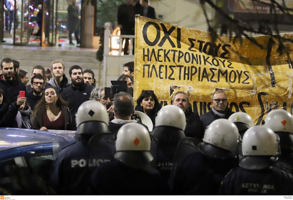 Πέταξαν αβγά κατά της προέδρου συμβολαιογράφων της Θεσσαλονίκης (Video) - Media