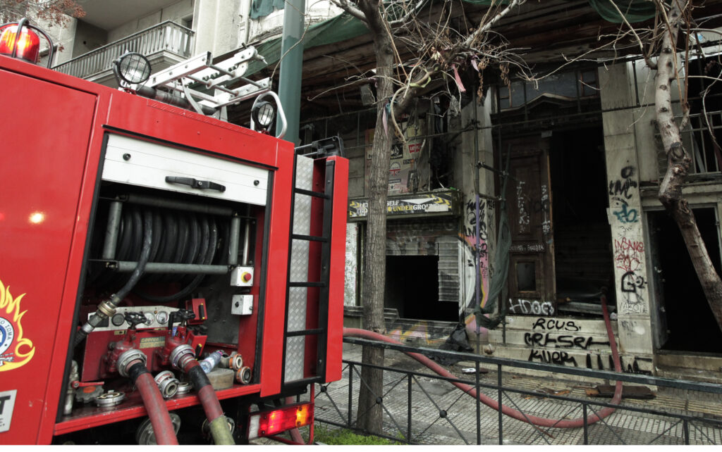 Υπό μερικό έλεγχο, η μεγάλη φωτιά σε ακατοίκητο κτίριο στην Πατησίων  - Media