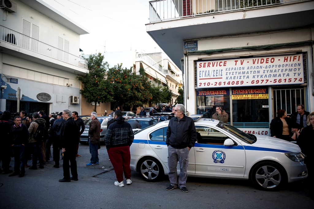 Οκτώ φορές πυροβόλησε ο αστυνομικός στους Αγίους Αναργύρους - Media