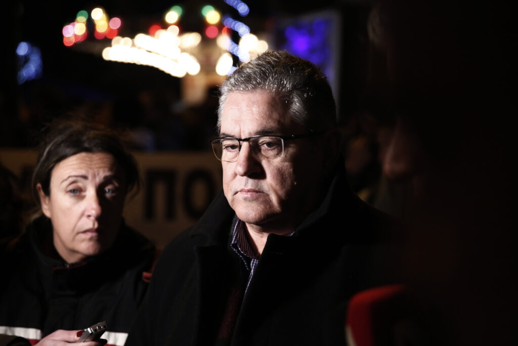 Ο Παφίλης καταγγέλλει: Τα ΜΑΤ προπηλάκισαν τον Κουτσούμπα έξω από τη Βουλή (Video) - Media