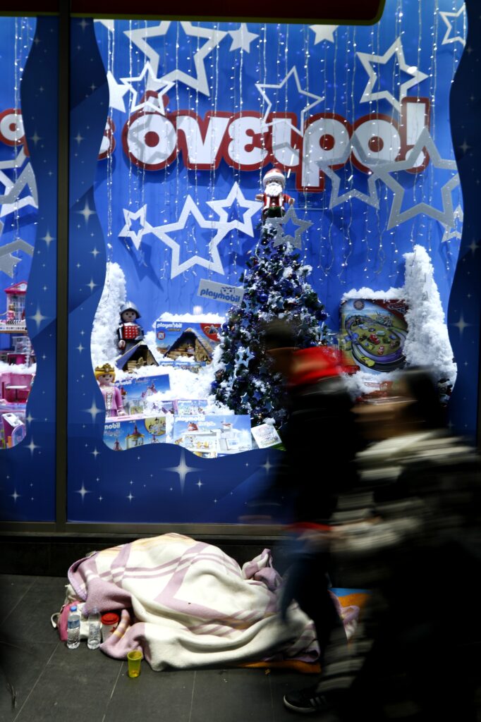 Η γιορτινή Αθήνα των δύο όψεων: Της χαράς και της λύπης (Photoς) - Media Gallery