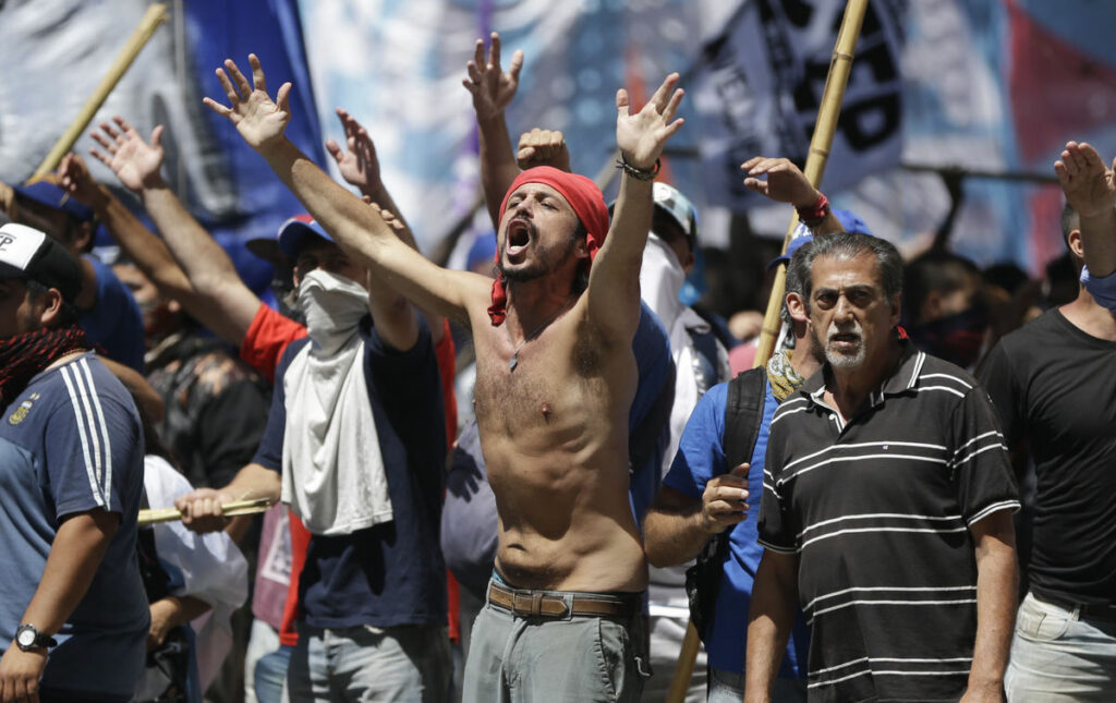 Αργεντινή: Άγριο ξύλο για ώρες μπροστά στο Κοινοβούλιο – Αφορμή το «ξήλωμα» του συνταξιοδοτικού - Media