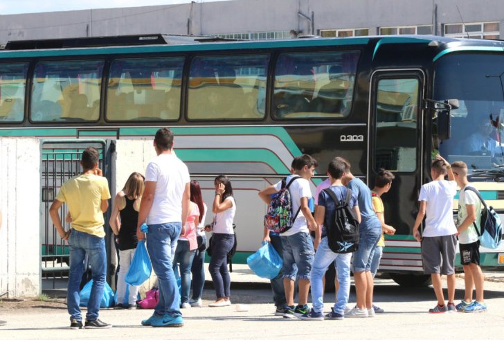 Επεισόδιο σε σχολείο στην Αχαΐα - Έξαλλοι γονείς για τα φθαρμένα ελαστικά σχολικού λεωφορείου  - Media