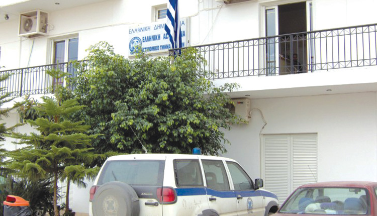 Μπήκε να κάψει αστυνομικούς σε Α.Τ και λούστηκε με βενζίνη για να αυτοπυρποληθεί - Media