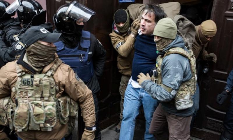 Χαμός στην Ουκρανία με τον πρώην πρόεδρο της Γεωργίας: Τον απελευθέρωσαν οι υποστηρικτές του από τους αστυνομικούς που τον είχαν συλλάβει (Video) - Media