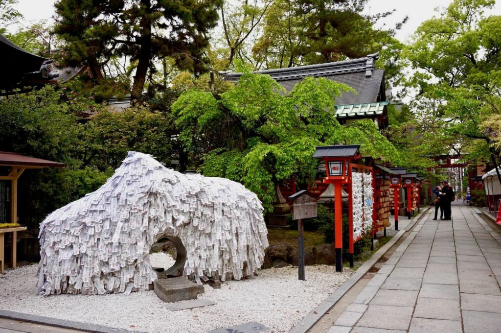 Η αρχαία ιερή πέτρα της Ιαπωνίας με τις «μαγικές» δυνάμεις – Γιατί είναι καλυμμένη από χαρτάκια - Media