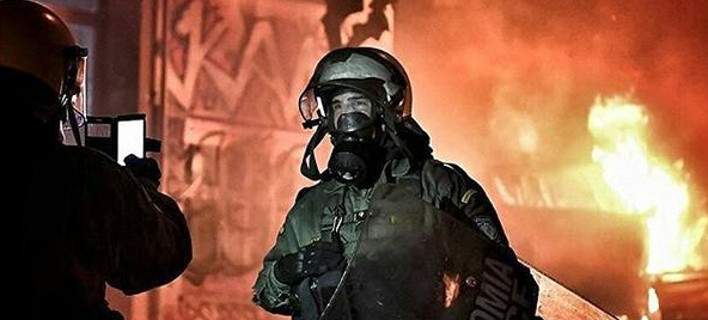 Η φωτογραφία με τους ΜΑΤατζήδες από την επέτειο Γρηγορόπουλου που έγινε viral - Media