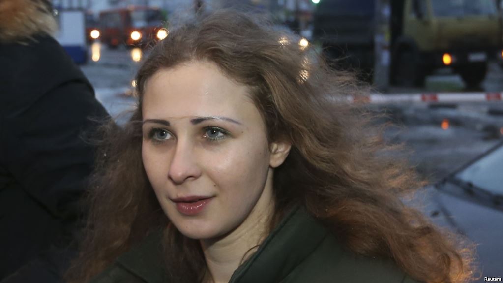 Συνελήφθη μέλος των Pussy Riot μπροστά στα κτίρια της FSB: «Χαρούμενα γενέθλια, στους εκτελεστές» (Photo) - Media