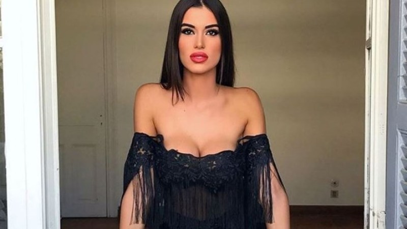 Η εκρηκτική καλλονή που ετοιμάζει τις βαλίτσες της για το Survivor 2 (Photos) - Media