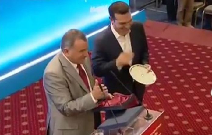 Το δώρο του Περιφερειάρχη στον Τσίπρα – Η χιουμοριστική απάντηση του πρωθυπουργού (Video) - Media