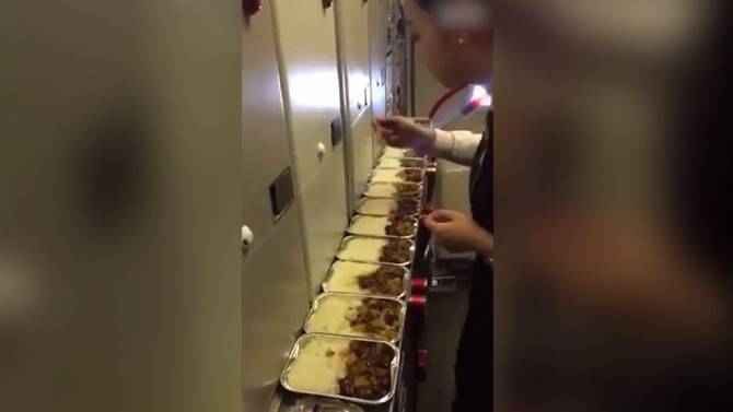 Απολύθηκε αεροσυνοδός που δοκίμαζε τα φαγητά των επιβατών - Media